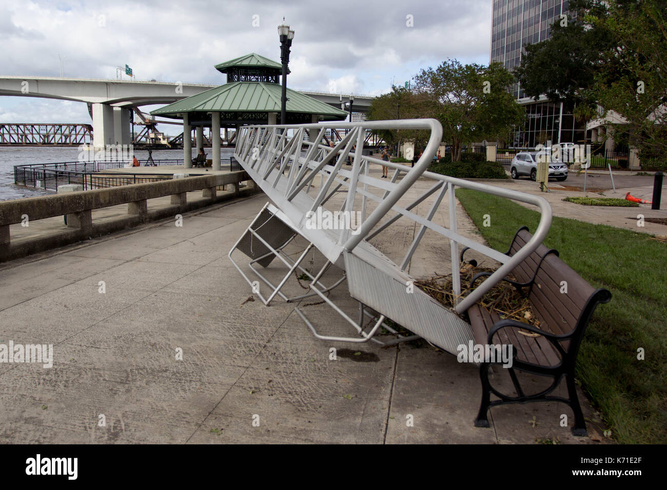 Ein Boot Rampe aus dem Dock und strewen über den Bürgersteig in Waterfront Jacksonville, FL zerrissen, durch den Hurrikan Irma, ist Dienstag, 12. September 2017 gesehen. Stockfoto