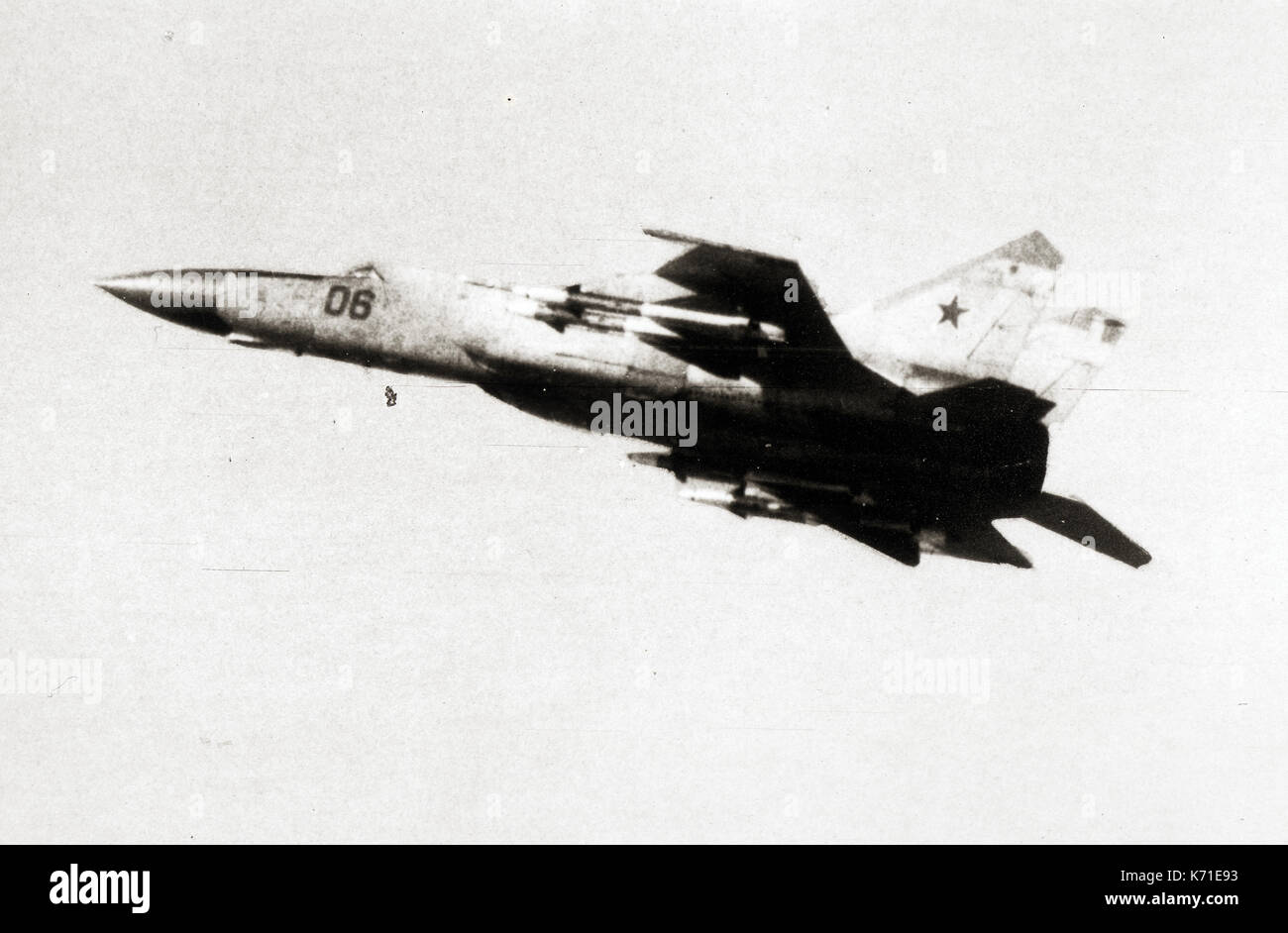 United States Department of Defense hat seine 1985 Bewertung der sowjetischen Militärmacht im Pentagon in Washington DC am 2. April 1985. Die Freigabe erklärt ist die MIG-25/FOXBAT E Interceptor (Bild) hat eine begrenzte Look-down/shoot-down-Funktion. Erwerb der westlichen Technologie aktiviert die UDSSR die MiG-31 Foxhound/Interceptor mit einer echten Look-down/shoot-down-Radar System passen." Quelle: Departement für Verteidigung über CNP/MediaPunch Stockfoto