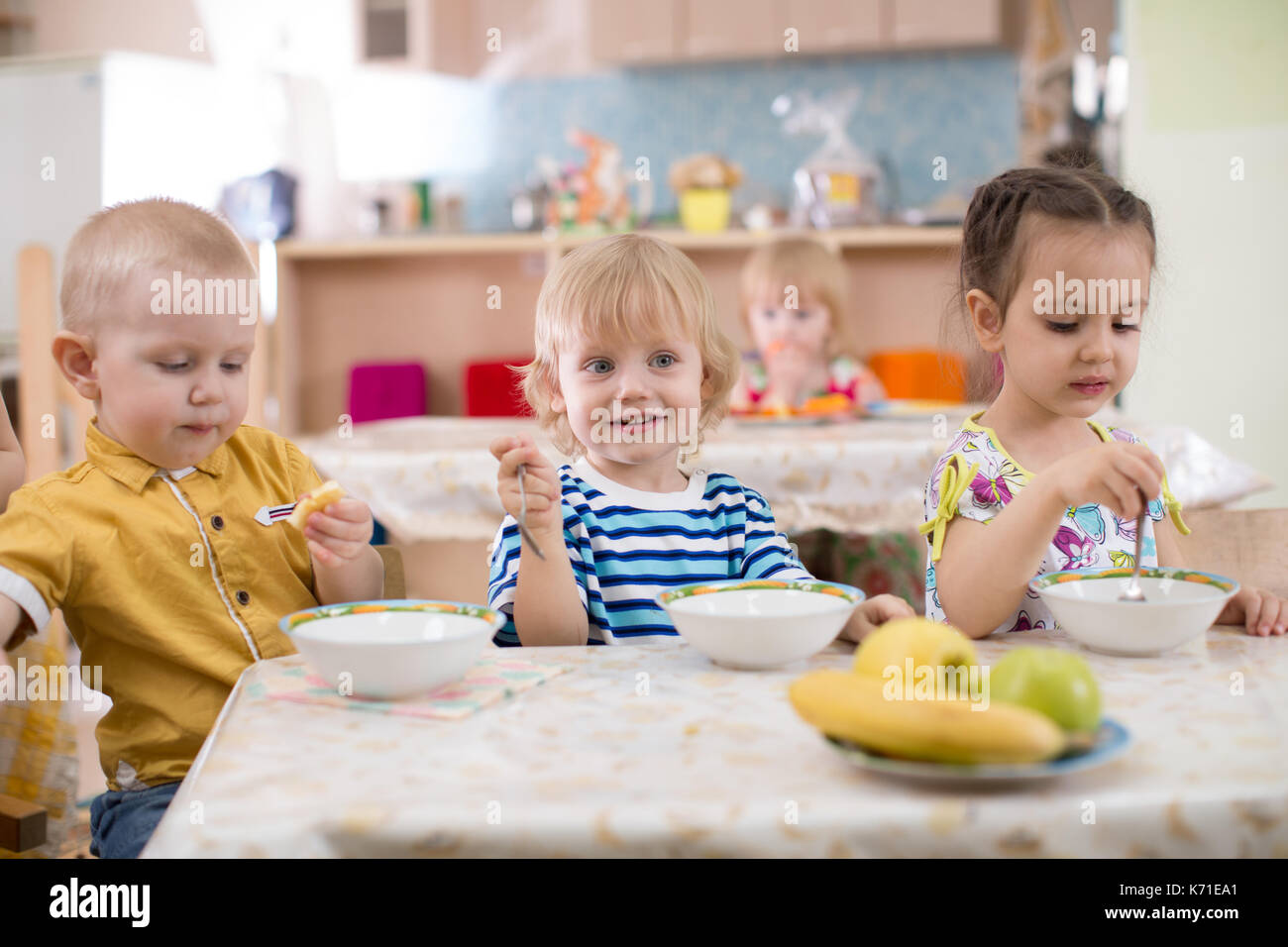 kleine Kinder Essen im kindergarten Stockfotografie - Alamy