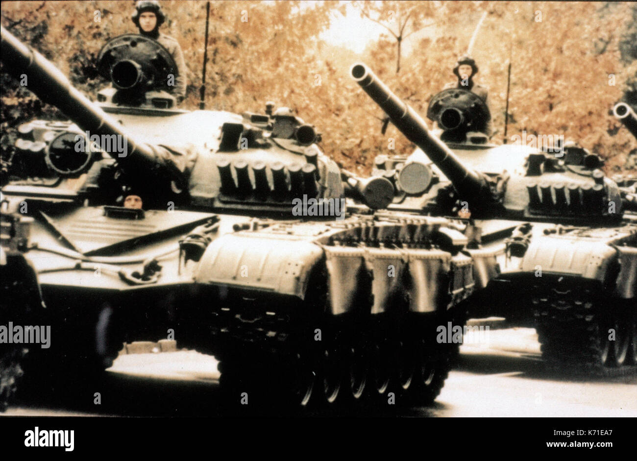 United States Department of Defense hat seine 1985 Bewertung der sowjetischen Militärmacht im Pentagon in Washington DC am 2. April 1985. Die Freigabe erklärt "Die 50 Panzerdivisionen der Bodentruppen der UDSSR gehören wachsenden numbersof modernen Kampfpanzern wie dem T-72, hier gesehen, der T-64 und der T-80." Quelle: Departement für Verteidigung über CNP/MediaPunch Stockfoto
