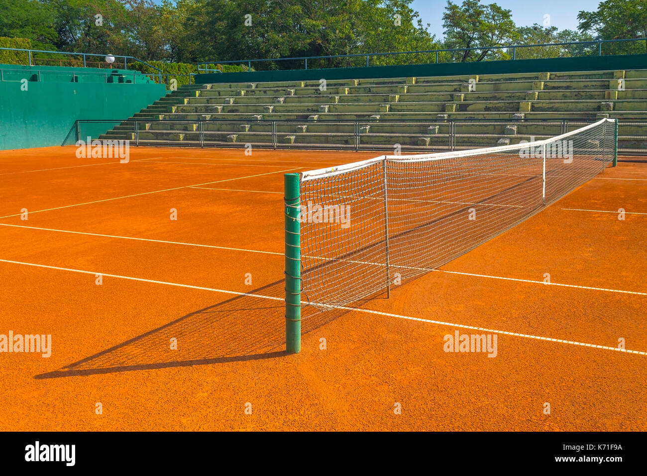 Leere tennis Sandplatz an einem sonnigen Tag Stockfoto