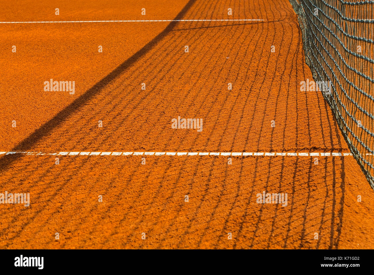 Leere tennis Sandplatz an einem sonnigen Tag Stockfoto