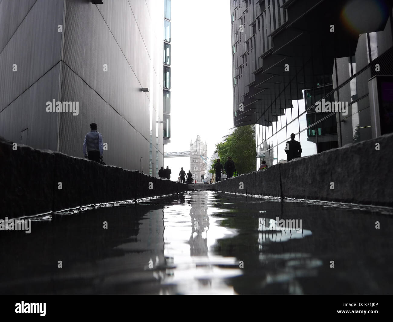 Der Rill, mehr London statt Wasser, mit Tower Bridge im Hintergrund Stockfoto