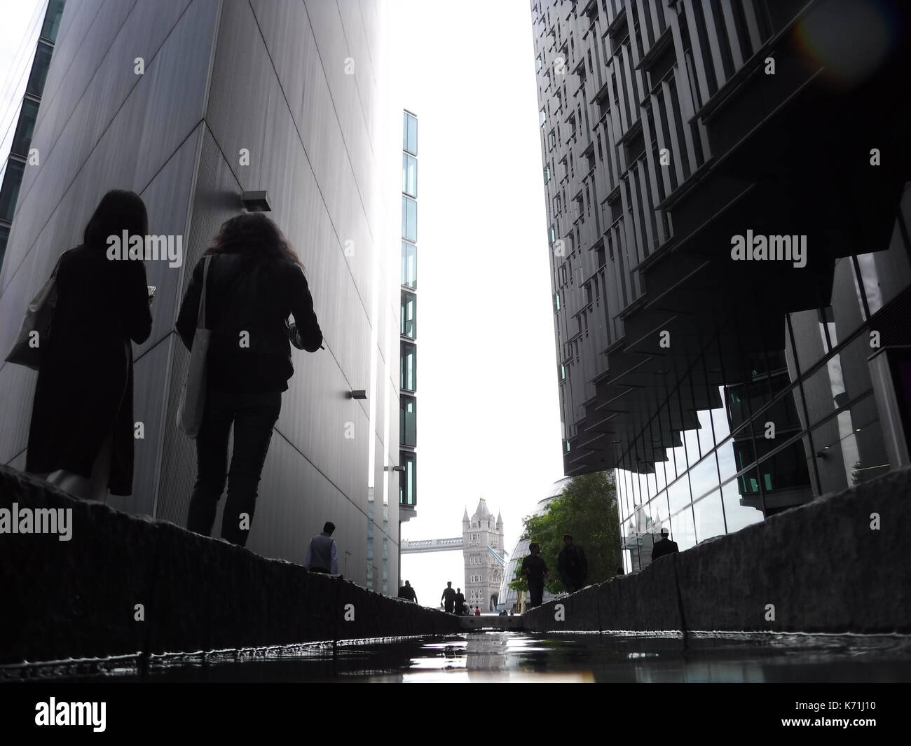 Der Rill, mehr London statt Wasser, mit Tower Bridge im Hintergrund Stockfoto