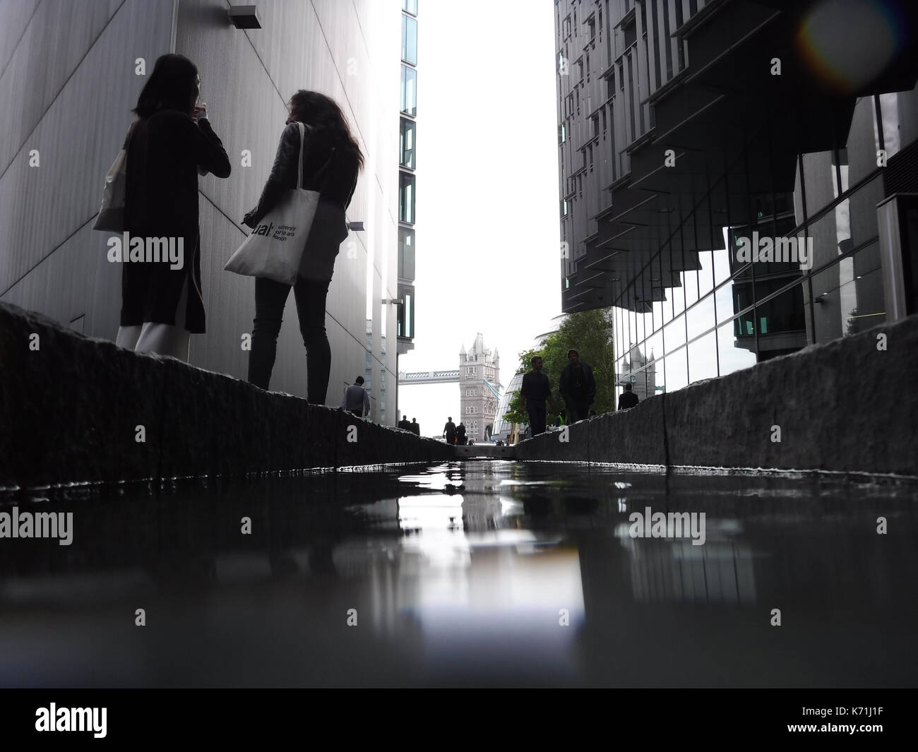 Der Rill, mehr London statt Wasser, mit Tower Bridge im Hintergrund Stockfoto
