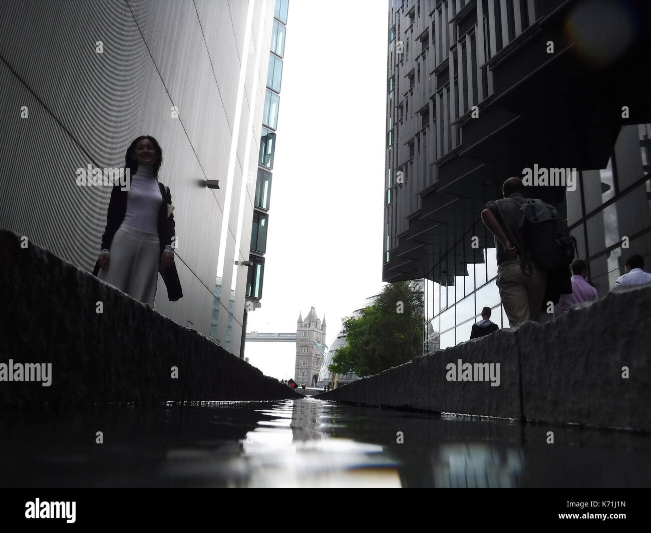 Der Rill, mehr London statt Wasser, mit Tower Bridge im Hintergrund Stockfoto