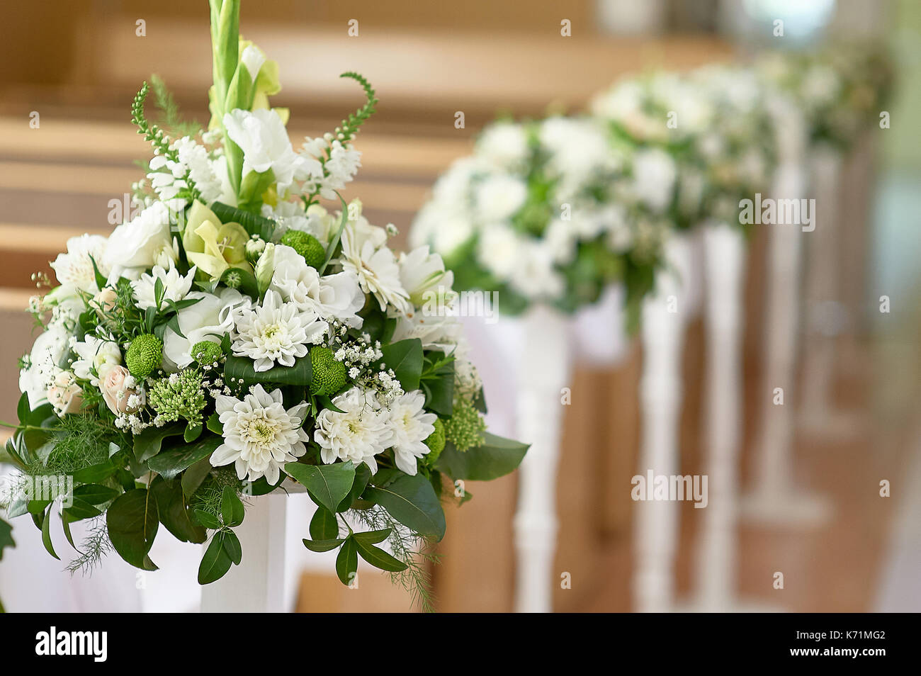 Schöne Einrichtung von weißen Blumen in der Kirche für eine Hochzeit Stockfoto