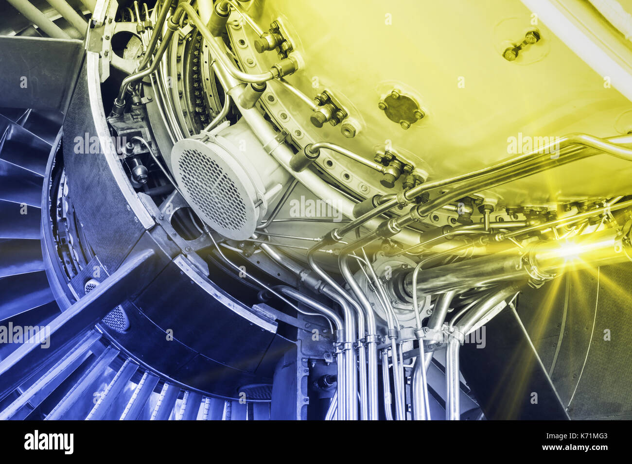 Eine detaillierte Darlegung der turbojet Engine, getönt in blauen und gelben Tönen. Stockfoto
