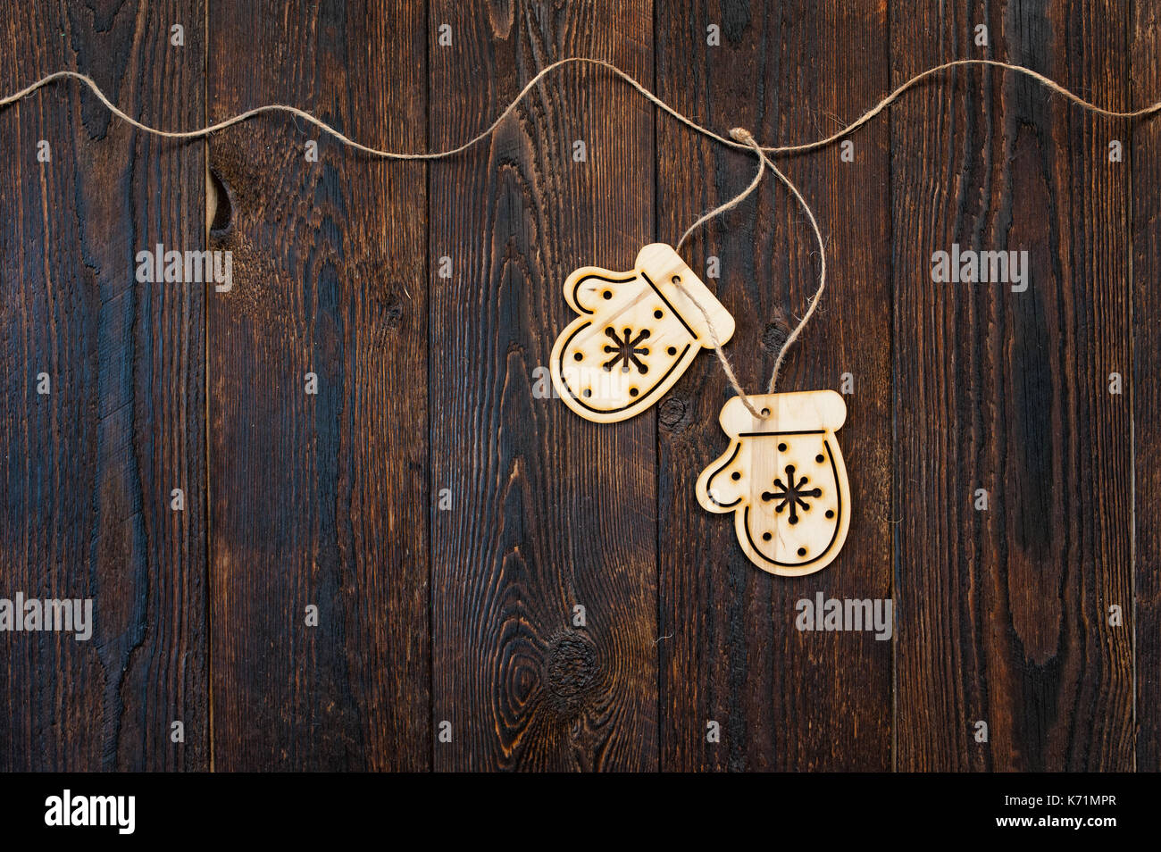 Textur aus dunklem Holz und Weihnachten Fäustlinge und Platz für Text Stockfoto