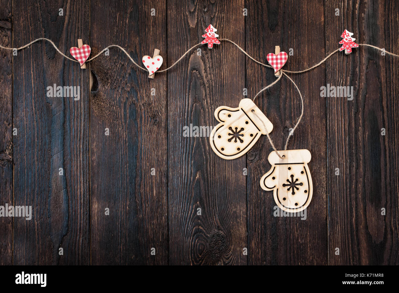 Textur aus dunklem Holz und Weihnachten Fäustlinge und Platz für Text Stockfoto