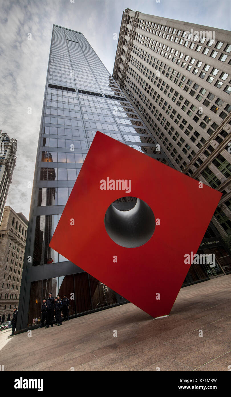 Isamu Noguchi's Iconic Red Cube bei 140 Broadway in Manhattan, New York City Stockfoto