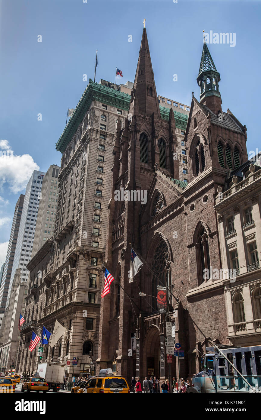 Fifth Avenue Presbyterian Church und das Peninsula Hotel an der Fifth Avenue in Manhattan, New York City Stockfoto