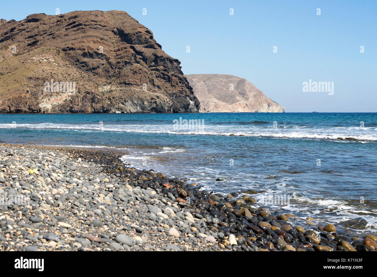 Küsten-Ansicht Landzungen und Wellen Las Negras, Naturpark Cabo de Gata, Almeria, Spanien Stockfoto