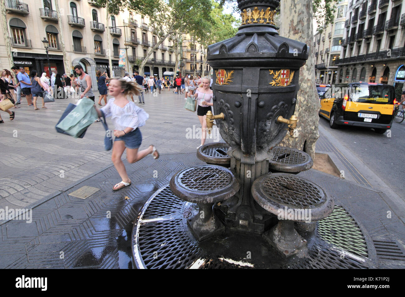 Font de Canaletes, Fuente de Canaletas, verzierten Brunnen, durch einen Laternenpfahl gekrönt, Rambla de Canaletes, La Rambla, Barcelona Stockfoto