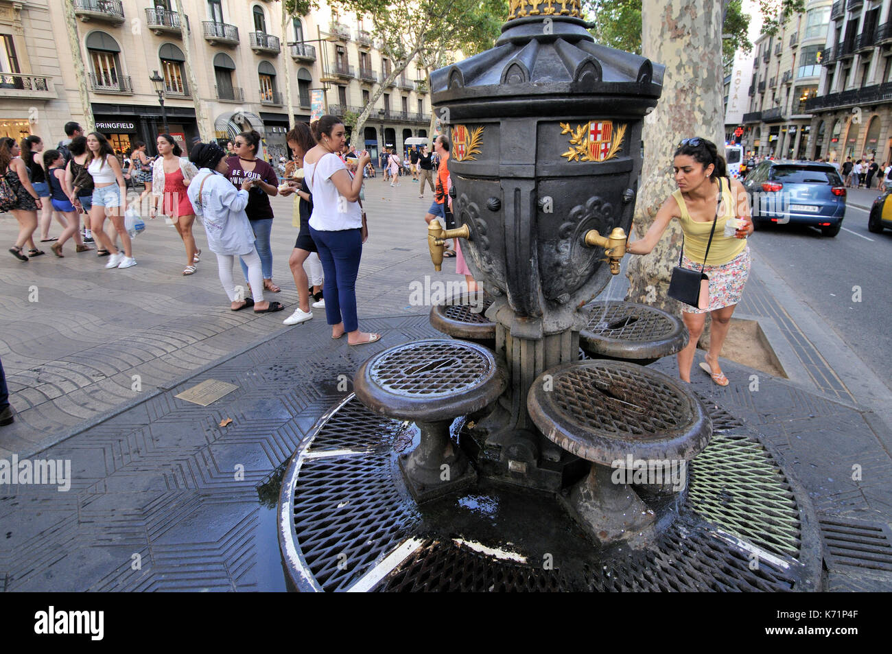 Font de Canaletes, Fuente de Canaletas, verzierten Brunnen, durch einen Laternenpfahl gekrönt, Rambla de Canaletes, La Rambla, Barcelona Stockfoto