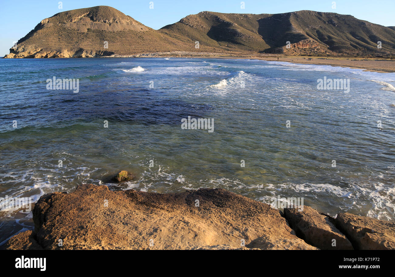 Strand und Wellen am Playa de Playazo, Las Negras, Naturpark Cabo de Gata, Almeria, Spanien Stockfoto