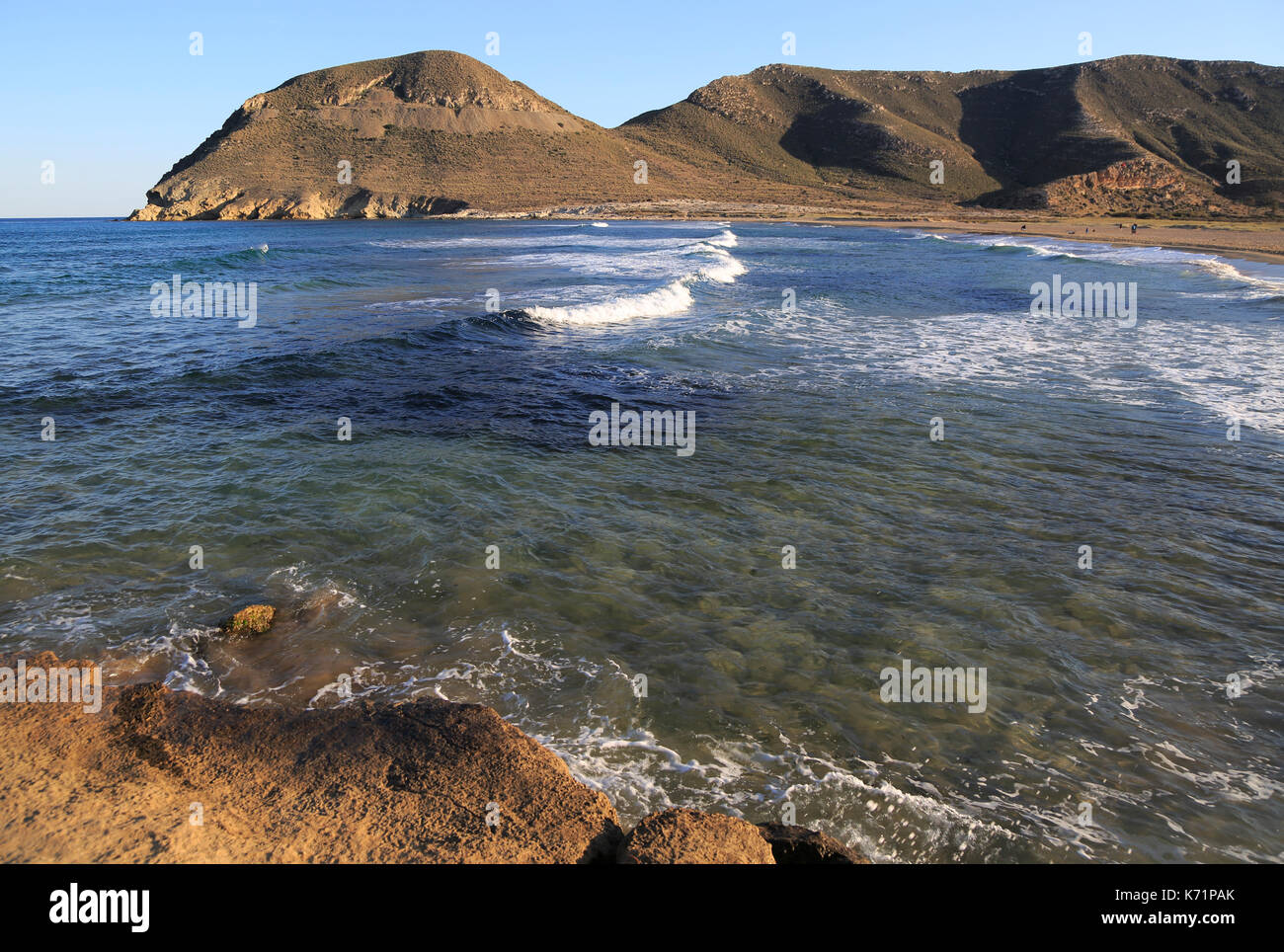 Strand und Wellen am Playa de Playazo, Las Negras, Naturpark Cabo de Gata, Almeria, Spanien Stockfoto
