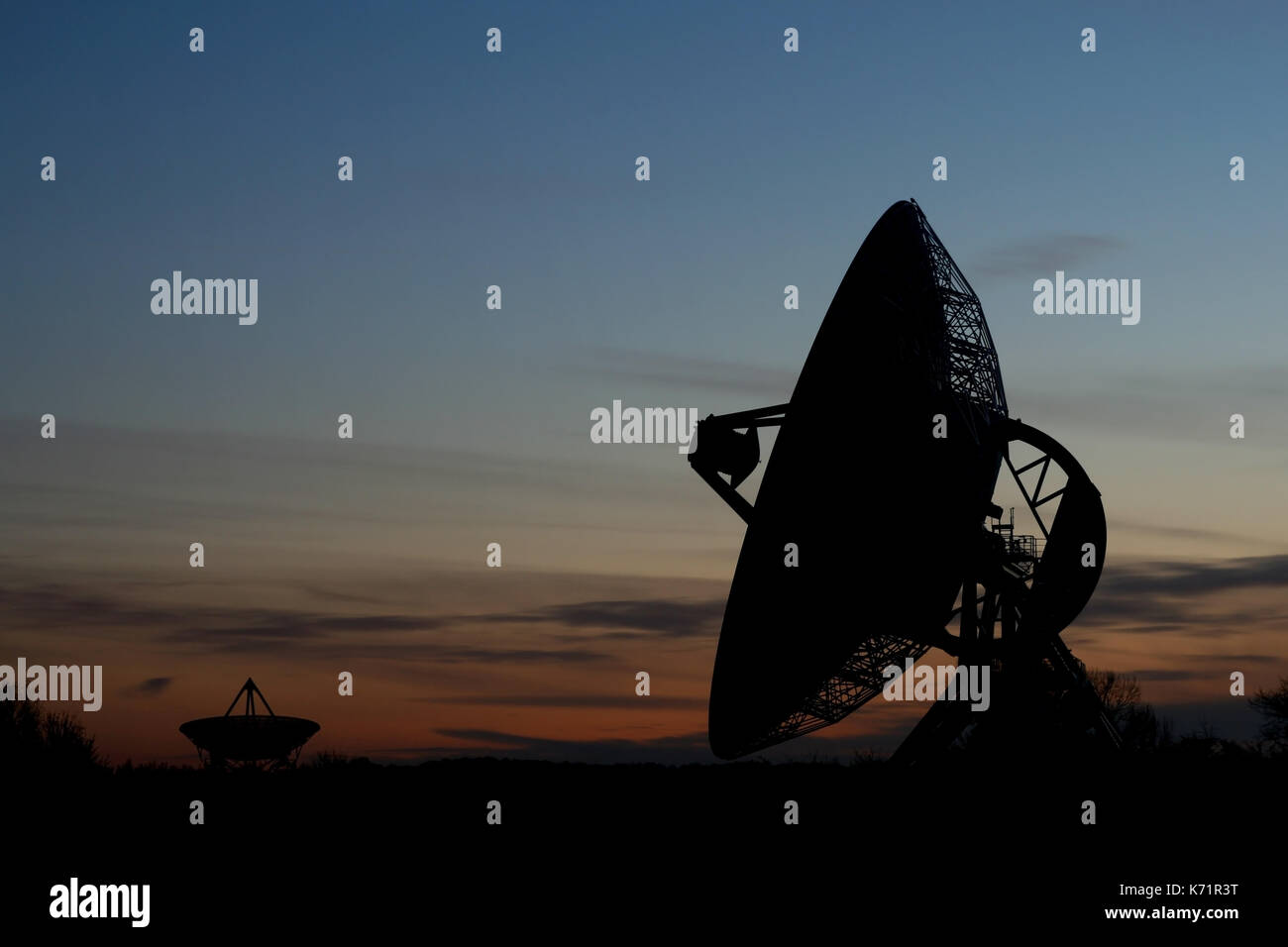 Die MERLIN Radio Teleskop am Mullard Observatorium in der Nähe von Cambridge entfernt, fotografiert in der Abenddämmerung. Stockfoto