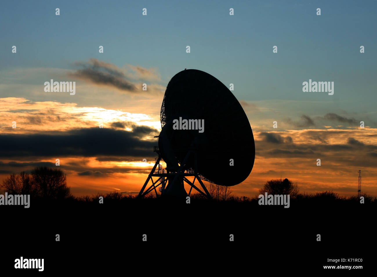 Die MERLIN Radioteleskop bei Sonnenuntergang. Mullard Observatorium liegt im Süden von Cambridge, Großbritannien. Stockfoto