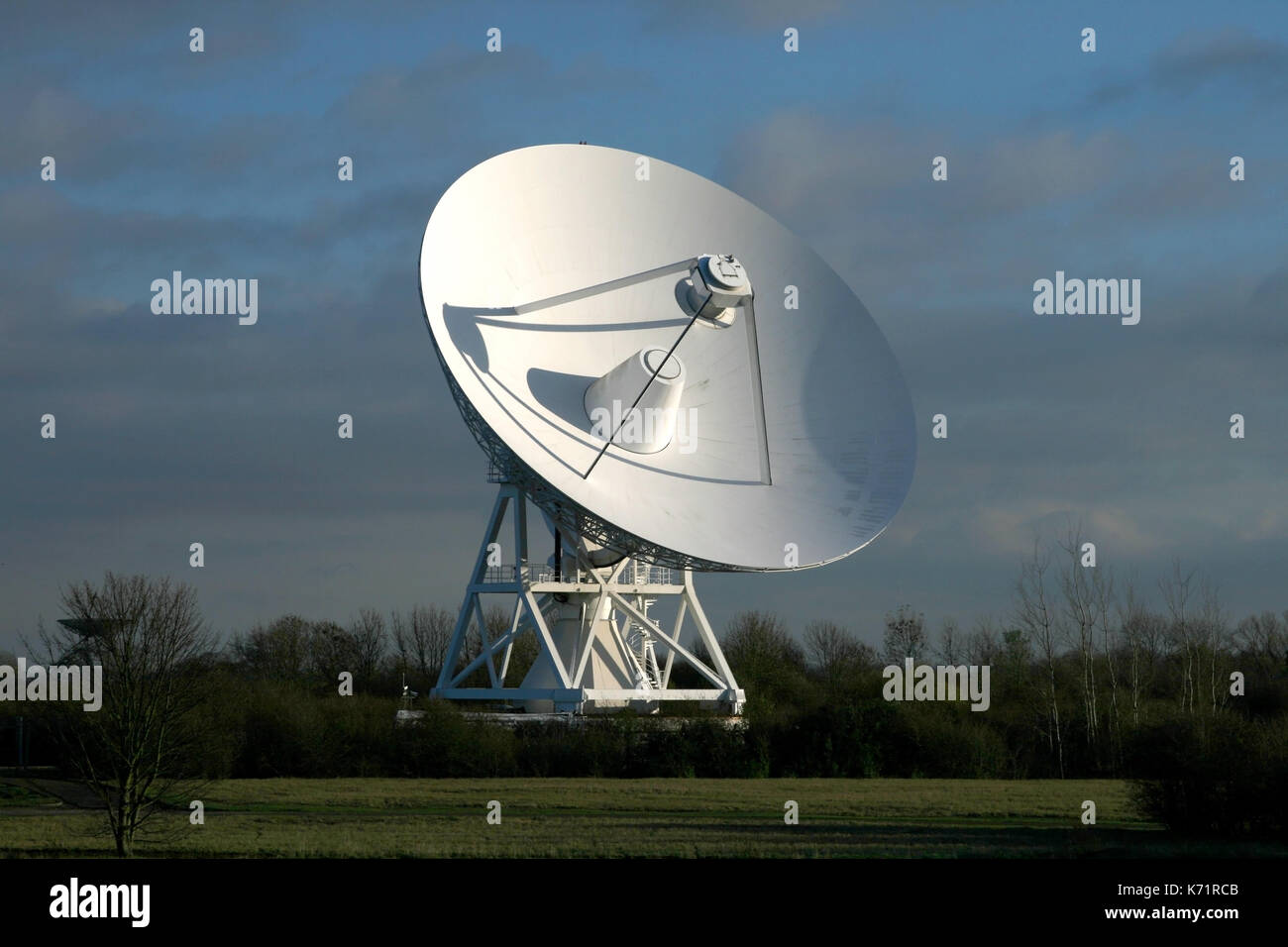Die MERLIN Radio Teleskop am Mullard Sternwarte, etwas außerhalb von Cambridge, Großbritannien. Stockfoto