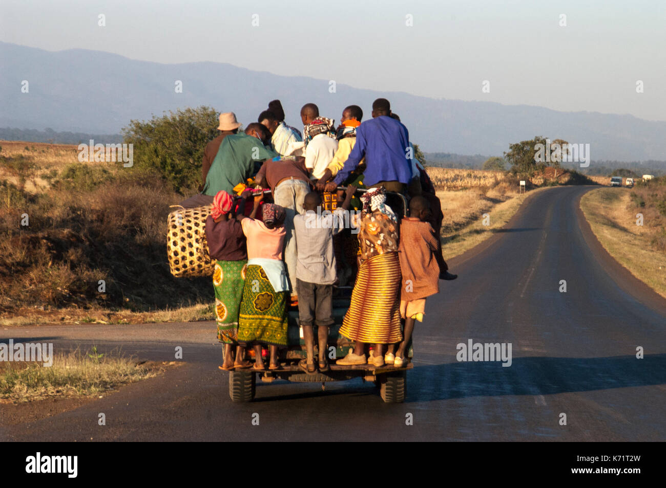 Menschen bei der Rückkehr von einem Markt hängen auf einem überlasteten Pickup, Moshi, Tansania Stockfoto