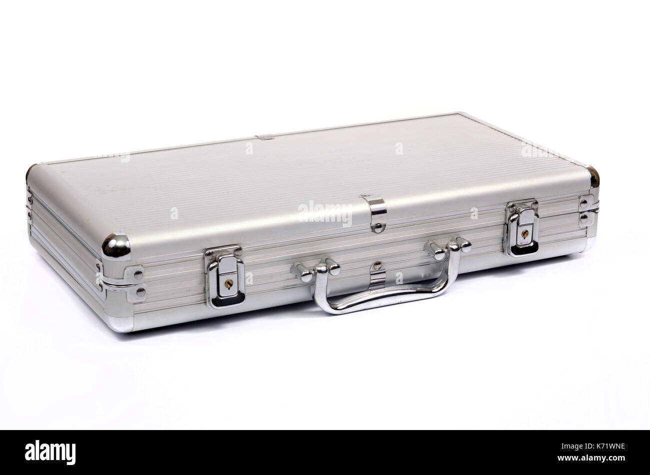 Metallische Koffer auf weißem Hintergrund, metallic Aktenkoffer isoliert  Stockfotografie - Alamy