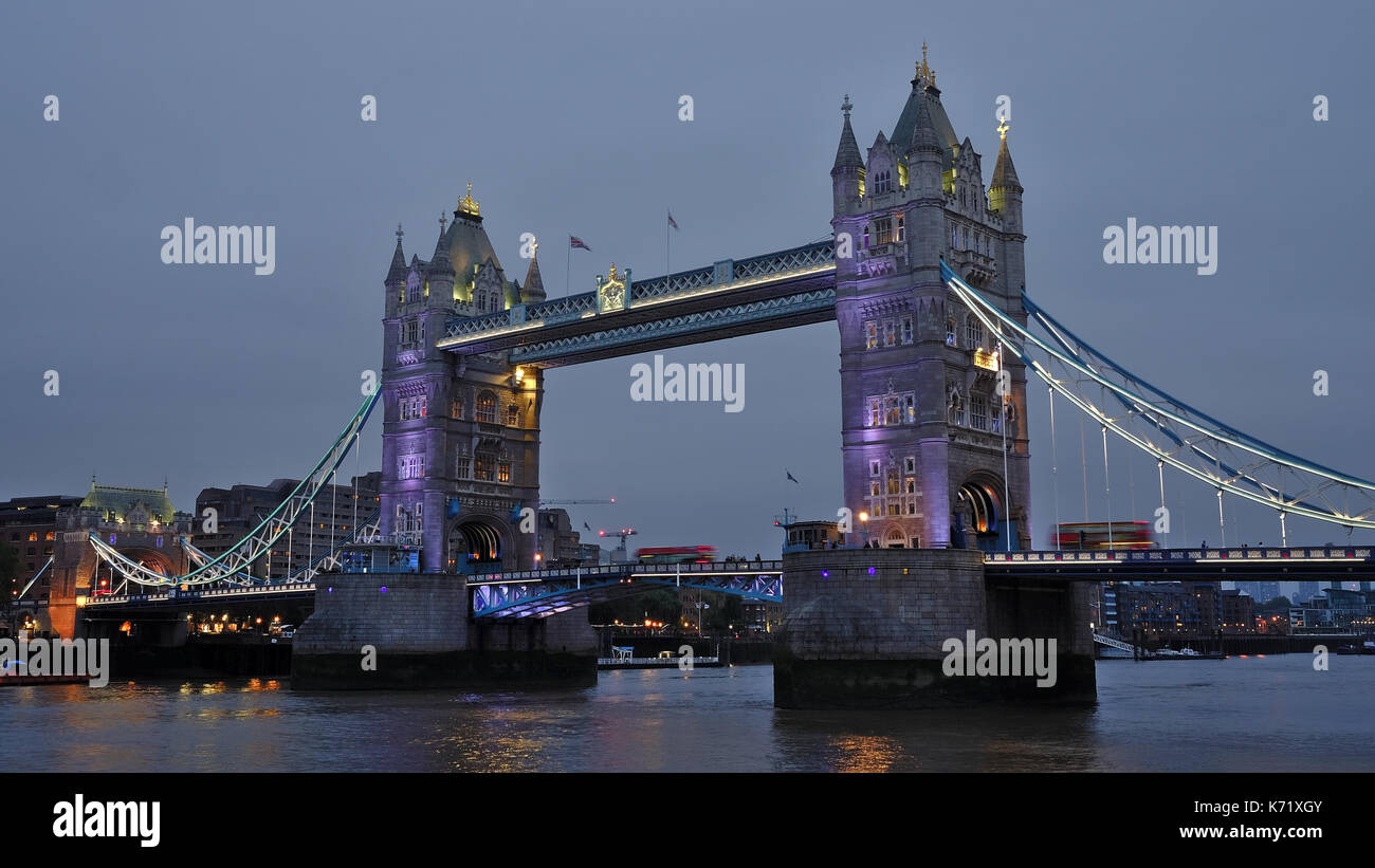 Die Tower Bridge beleuchtet bei Nacht, London, Vereinigtes Königreich Stockfoto