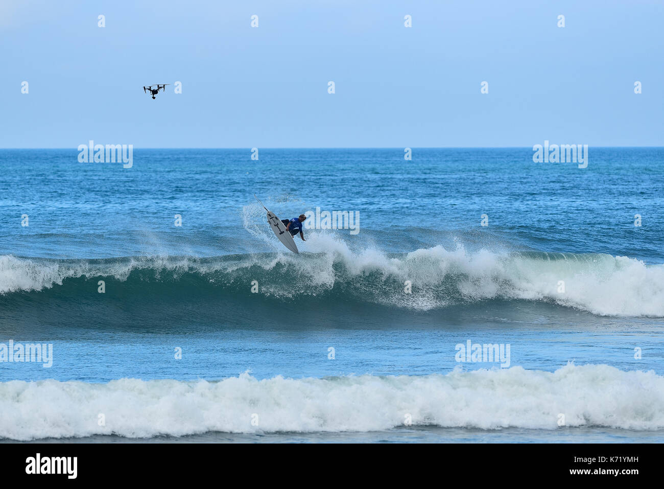 San Clemente, USA. 13. September 2017. Surfer konkurrieren Kopf an Kopf während der 2017 Hurley Pro Surf Contest im unteren Gerüste, San Onofre Park, CA. Surfer: Josh Kerr (AUS). Credit: Benjamin Ginsberg/Alamy Leben Nachrichten. Stockfoto