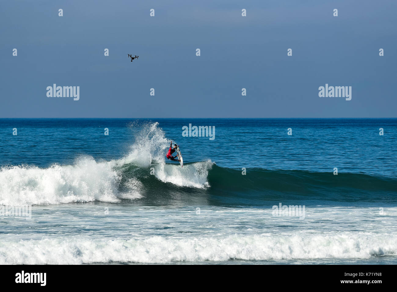 San Clemente, USA. 13. September 2017. Surfer konkurrieren Kopf an Kopf während der 2017 Hurley Pro Surf Contest im unteren Gerüste, San Onofre Park, CA. Surfer: Gabriel Medina (BRA). Credit: Benjamin Ginsberg/Alamy Leben Nachrichten. Stockfoto