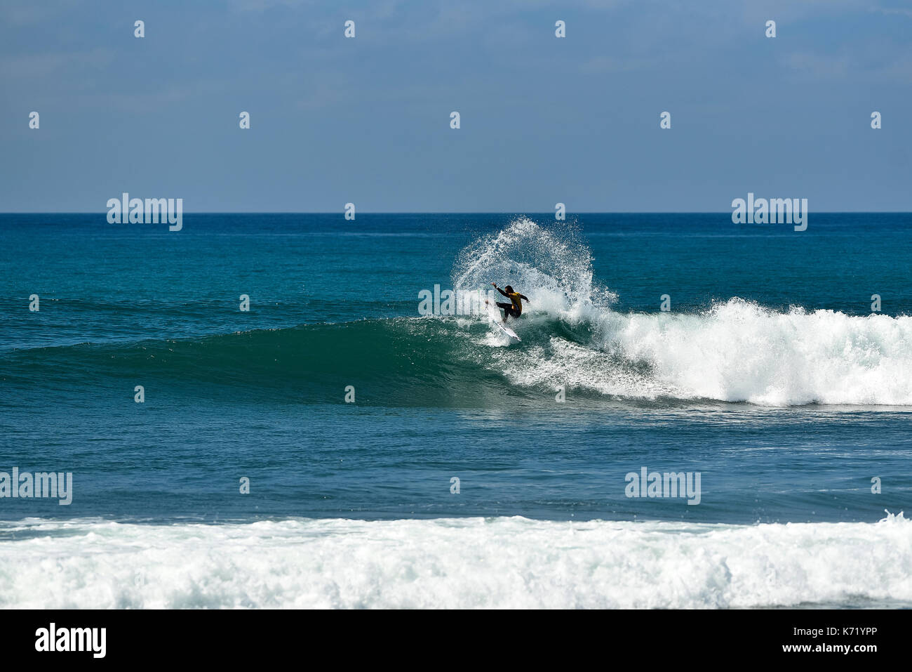 San Clemente, USA. 13. September 2017. Surfer konkurrieren Kopf an Kopf während der 2017 Hurley Pro Surf Contest im unteren Gerüste, San Onofre Park, CA. Surfer: Jordy Smith (ZAF). Credit: Benjamin Ginsberg/Alamy Leben Nachrichten. Stockfoto San Clemente, USA. 13. September 2017. Surfer konkurrieren Kopf an Kopf während der 2017 Hurley Pro Surf Contest im unteren Gerüste, San Onofre Park, CA. Surfer: Jordy Smith (ZAF). Credit: Benjamin Ginsberg/Alamy Leben Nachrichten. Stockfoto