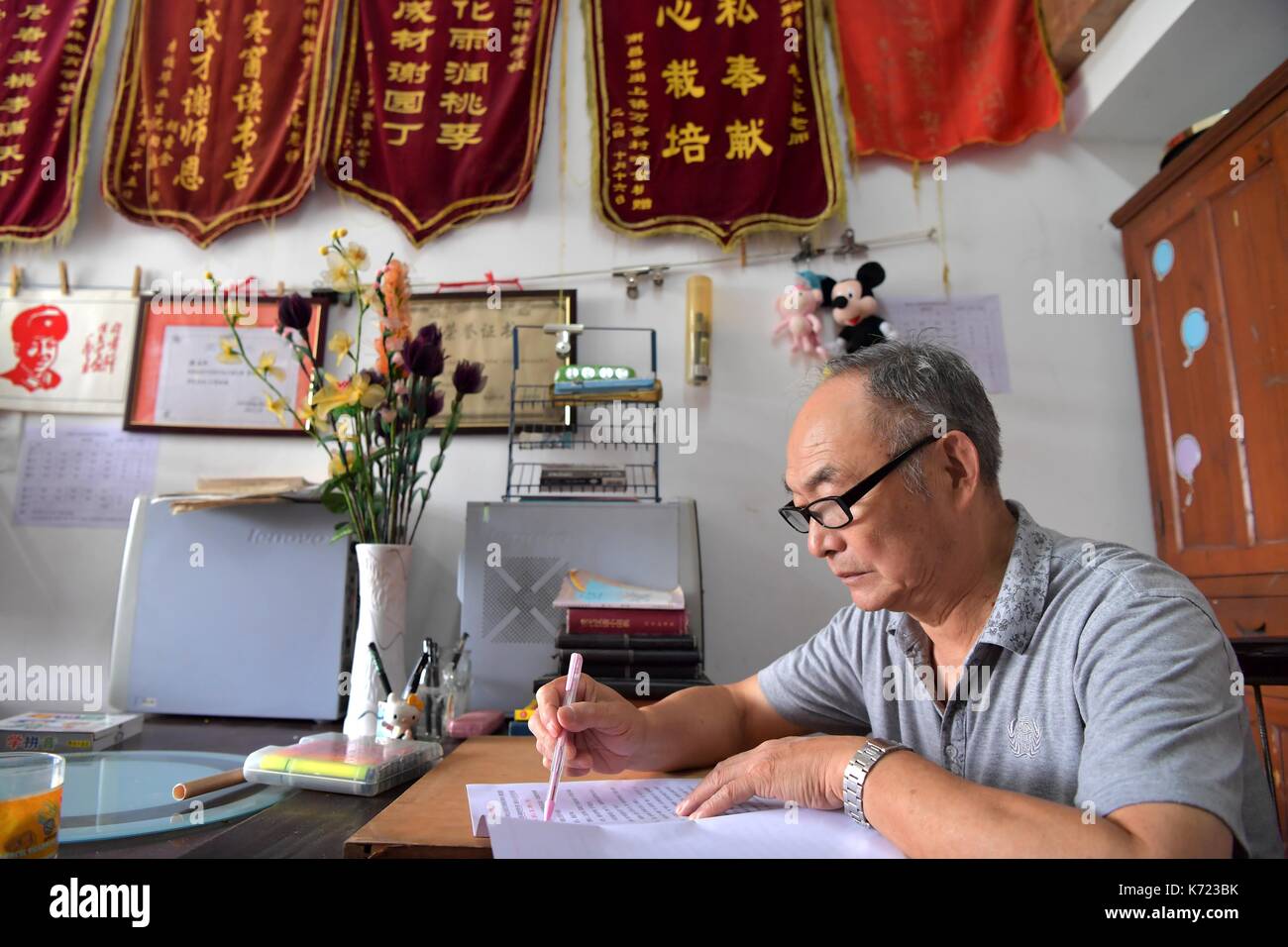 (170914) - NANCHANG, Sept. 14, 2017 (Xinhua) - Er Xingwu arbeitet in seinem Büro an einer speziellen Schule in Nanchang, der ostchinesischen Provinz Jiangxi, Sept. 13, 2017. Der 74-jährige Lehrer er Xingwu hat in den Speical Schule für 23 Jahre gearbeitet. Er verlor die Anhörung im Alter von acht Jahren durch die missbräuchliche Verwendung von Drogen. 1994, er und sein Freund gegründet, um die Schule nach seinem Ruhestand. Mehr als 300 Anhörung-und-sprechenden sehbehinderte Schüler haben von der Schule absolvierte. (Xinhua / Peng Zhaozhi) (zkr) (ZT) Stockfoto