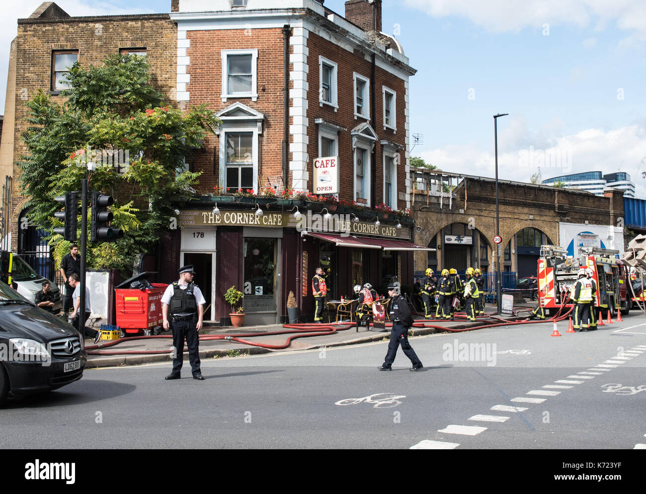 London, Großbritannien. 14 Sep, 2017. Vier Löschfahrzeuge und 21 Feuerwehrmänner und Offiziere wurden zu einem Brand in einem Café in Lambeth Road in Lambeth genannt. Ein Teil der Keller des dreistöckigen Gebäude wurde beschädigt. Die Brigade wurde 1242 genannt und wurde der Brand unter Kontrolle 1407. Feuerwehr von Lambeth, Dowgate, Old Kent Road und Brixton Feuerwachen nahmen an der Szene. Credit: Peter Manning/Alamy leben Nachrichten Stockfoto