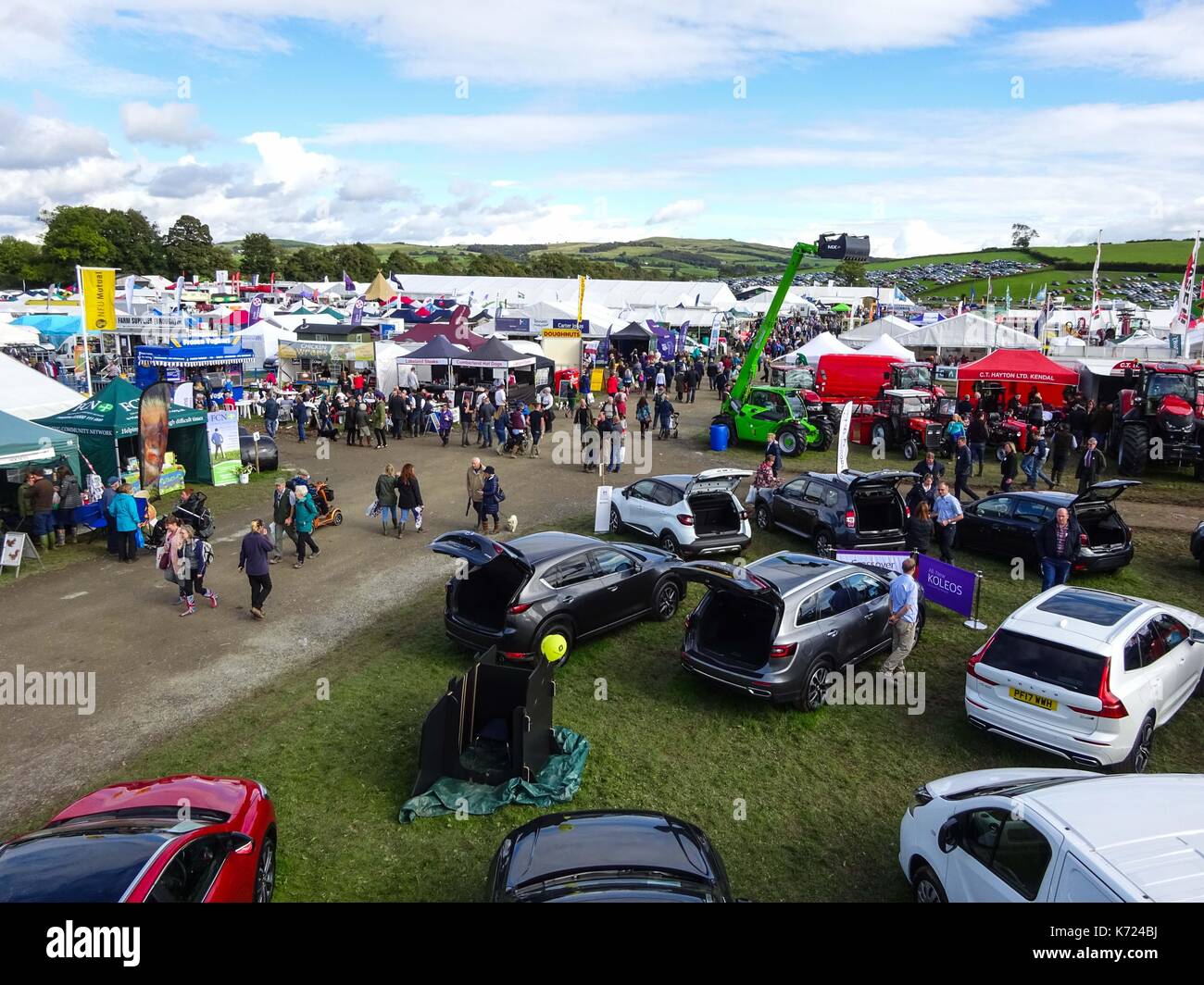 Cumbria, Großbritannien. 14 Sep, 2017. Luftaufnahmen, die die Westmorland County Show in Cumbria. Es ist die 218. zeigen, dass im Jahr 1799 gestartet. Strahlendem Sonnenschein trafen die Tausende von Besuchern zu der jährlichen Veranstaltung auf dem Ausstellungsgelände in der Nähe der M6. Verschiedene Attraktionen inklusive Essen Hallen, Handwerk, landwirtschaftliche Fahrzeuge, Tier und Reiten. Pic 14/09/2017 berücksichtigt. Quelle: Michael Scott/Alamy leben Nachrichten Stockfoto