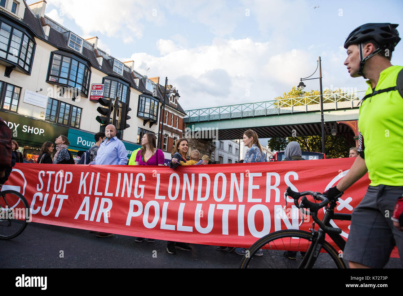 London, Großbritannien. 14 Sep, 2017. Umweltschuetzer aus Töten Londoner und Mamas für Lungen block Brixton Straße vor Brixton station Bei Rush Hour als Teil einer Protestbewegung, anspruchsvolle dringende Aufmerksamkeit vorzeitige Todesfälle durch Luftverschmutzung zu verhindern. Die Konzentrationen von Stickstoffdioxid, verbunden mit 9.500 vorzeitige Todesfälle pro Jahr in London, in Brixton Road aufgezeichnet haben wiederholt gegen die EU-Grenzwert. Credit: Mark Kerrison/Alamy leben Nachrichten Stockfoto