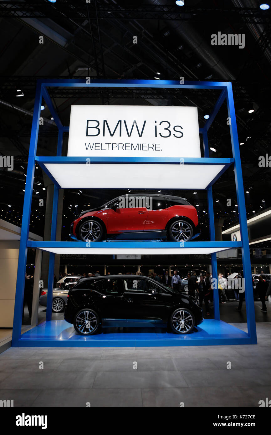 Frankfurt am Main, Deutschland. 14. September 2017. Der deutsche Autohersteller BMW präsentiert die BMW i3s in einer Weltpremiere am 67. IAA. Die 67. Internationale Automobil-Ausstellung (IAA) in Frankfurt für Fachbesucher geöffnet. Es ist mit über 1000 Ausstellern eine der größten Motor der Welt zeigt. Die Ausstellung wird für die Öffentlichkeit am 16. September geöffnet. Stockfoto