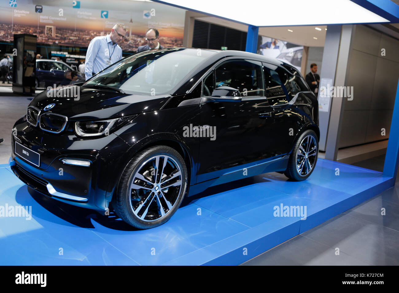 Frankfurt am Main, Deutschland. 14. September 2017. Der deutsche Autohersteller BMW präsentiert die BMW i3s in einer Weltpremiere am 67. IAA. Die 67. Internationale Automobil-Ausstellung (IAA) in Frankfurt für Fachbesucher geöffnet. Es ist mit über 1000 Ausstellern eine der größten Motor der Welt zeigt. Die Ausstellung wird für die Öffentlichkeit am 16. September geöffnet. Stockfoto