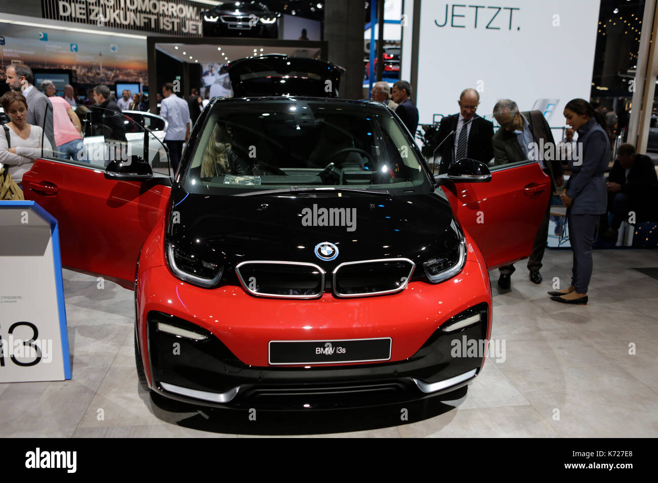 Frankfurt am Main, Deutschland. 14. September 2017. Der deutsche Autohersteller BMW präsentiert die BMW i3s in einer Weltpremiere am 67. IAA. Die 67. Internationale Automobil-Ausstellung (IAA) in Frankfurt für Fachbesucher geöffnet. Es ist mit über 1000 Ausstellern eine der größten Motor der Welt zeigt. Die Ausstellung wird für die Öffentlichkeit am 16. September geöffnet. Stockfoto