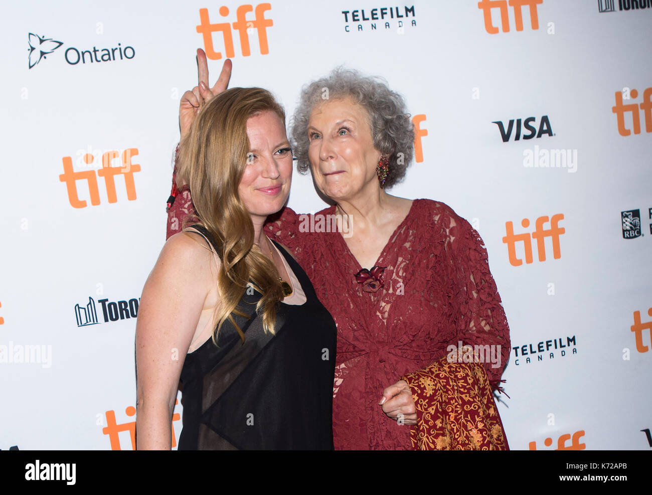 Toronto, Kanada. 14 Sep, 2017. Thema Margaret Atwood (R) wirft mit Drehbuchautor Sarah Polley bei der Weltpremiere des Films "Alias Grace" an Elgin Theater während der 2017 Toronto International Film Festival in Toronto, Kanada, Sept. 14, 2017. Credit: Zou Zheng/Xinhua/Alamy leben Nachrichten Stockfoto