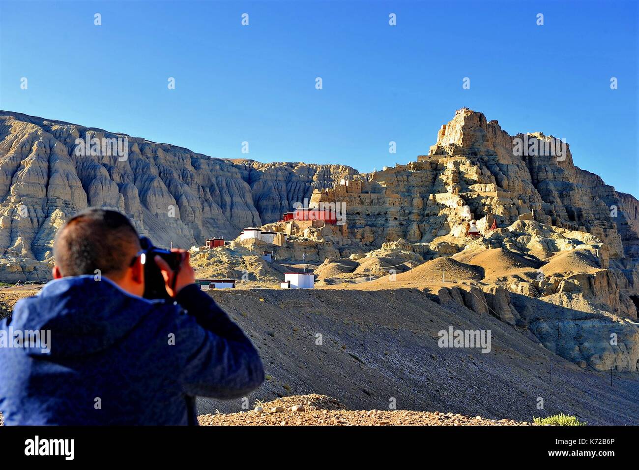 Ali, der chinesischen Autonomen Region Tibet. 14 Sep, 2017. Ein Tourist nimmt Fotos der Ruinen des Guge Königreich in Zanda County von Ali Präfektur, Südwesten Chinas Tibet autonomen Region, Sept. 14, 2017. Im Jahr 2017, über 460.000 Touristen besuchten Ali Ende August um 13,8 Prozent gegenüber dem Vorjahr. Credit: Zhang Rufeng/Xinhua/Alamy leben Nachrichten Stockfoto