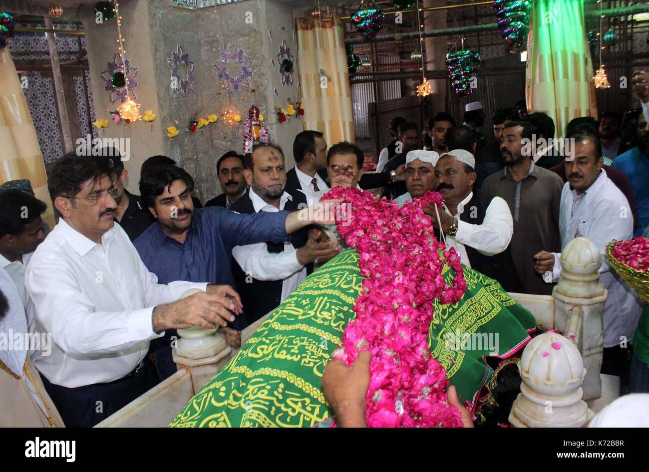 Chief Minister Sindh Murad Ali Shah zusammen mit seinem Kabinett eine Hommage an die Sufi-heiligen Hazrat Abdullah Shah Ghazi anlässlich von Urs in Karachi am Donnerstag, 14. September 2017. Stockfoto