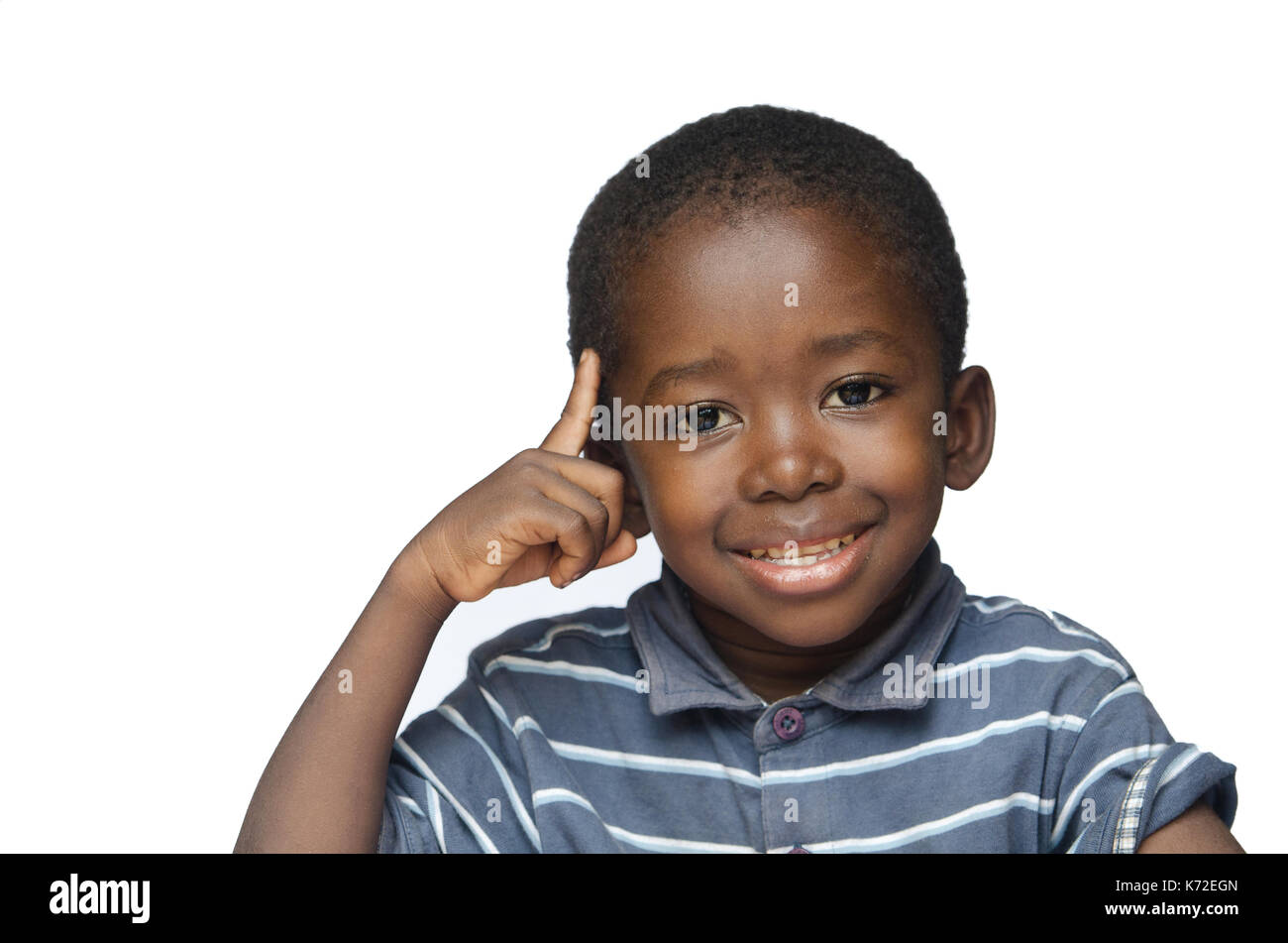 Kleinen afrikanischen Jungen denken mit Finger auf seinem Kopf isoliert auf weißem Stockfoto