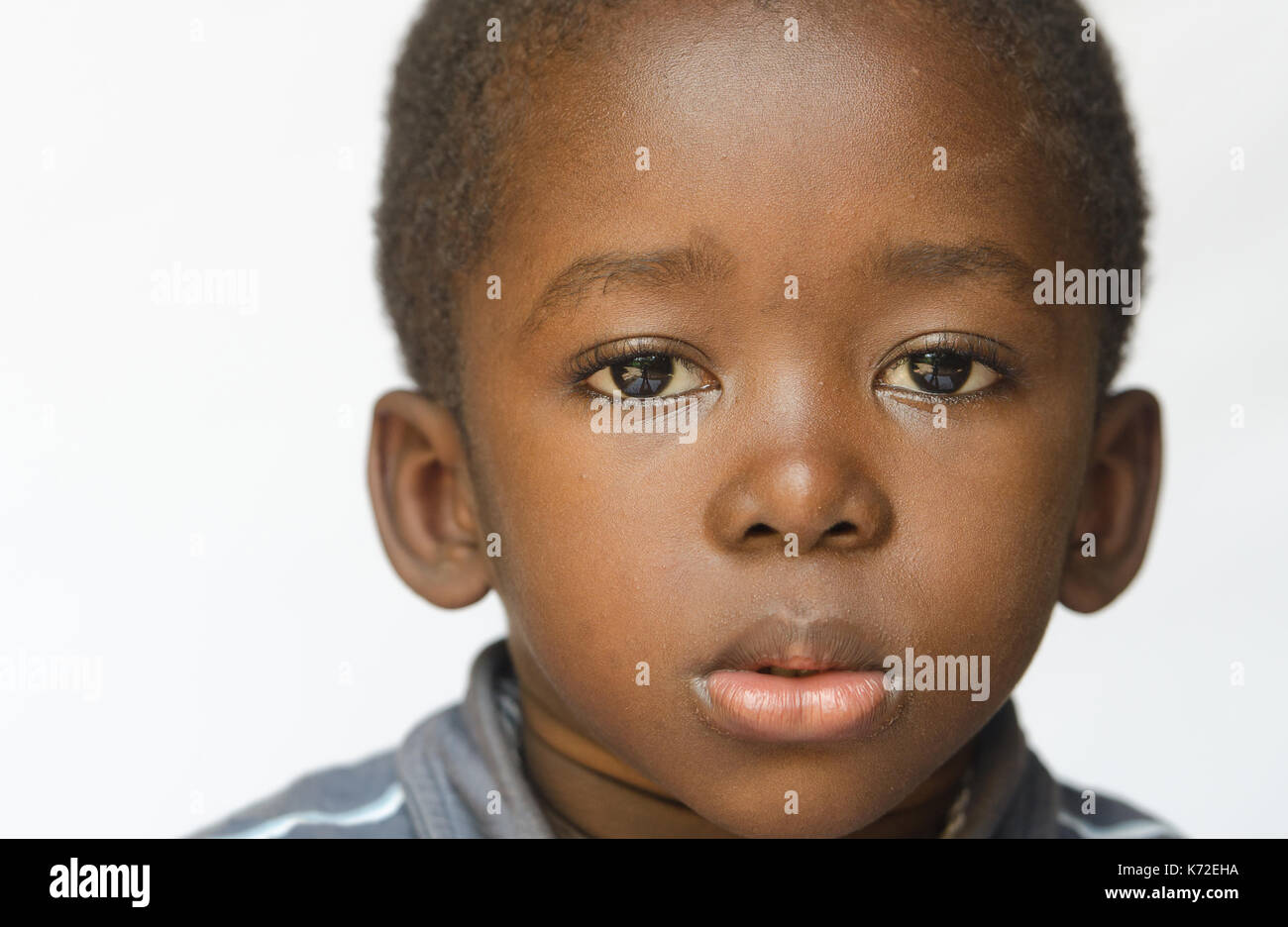 Portrait von wenig wütend und traurig Afrikanische Ethnie boy Stockfoto