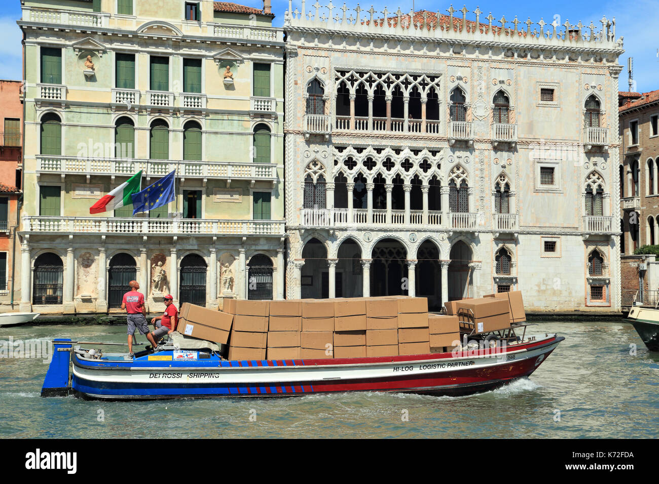 Dei Rossi tranport Boot am Grand Canal Grande, Venedig. Palazzo Miani Coletti Giusti und Palazzo Ca' d'Oro. Stockfoto