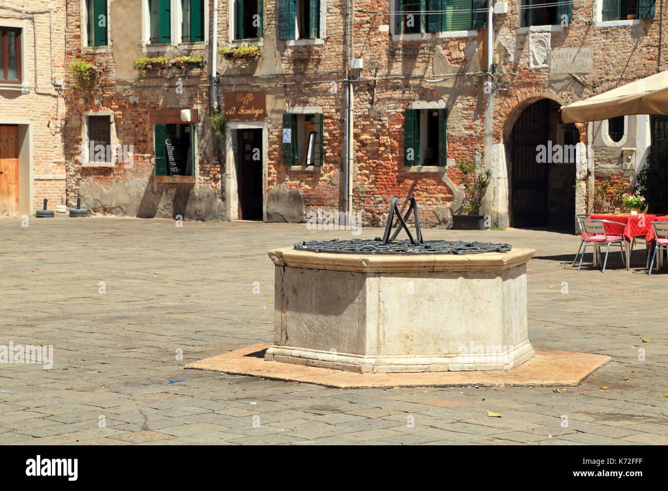 Pozzo Wasser gut am Campo Santa Margherita. Stockfoto