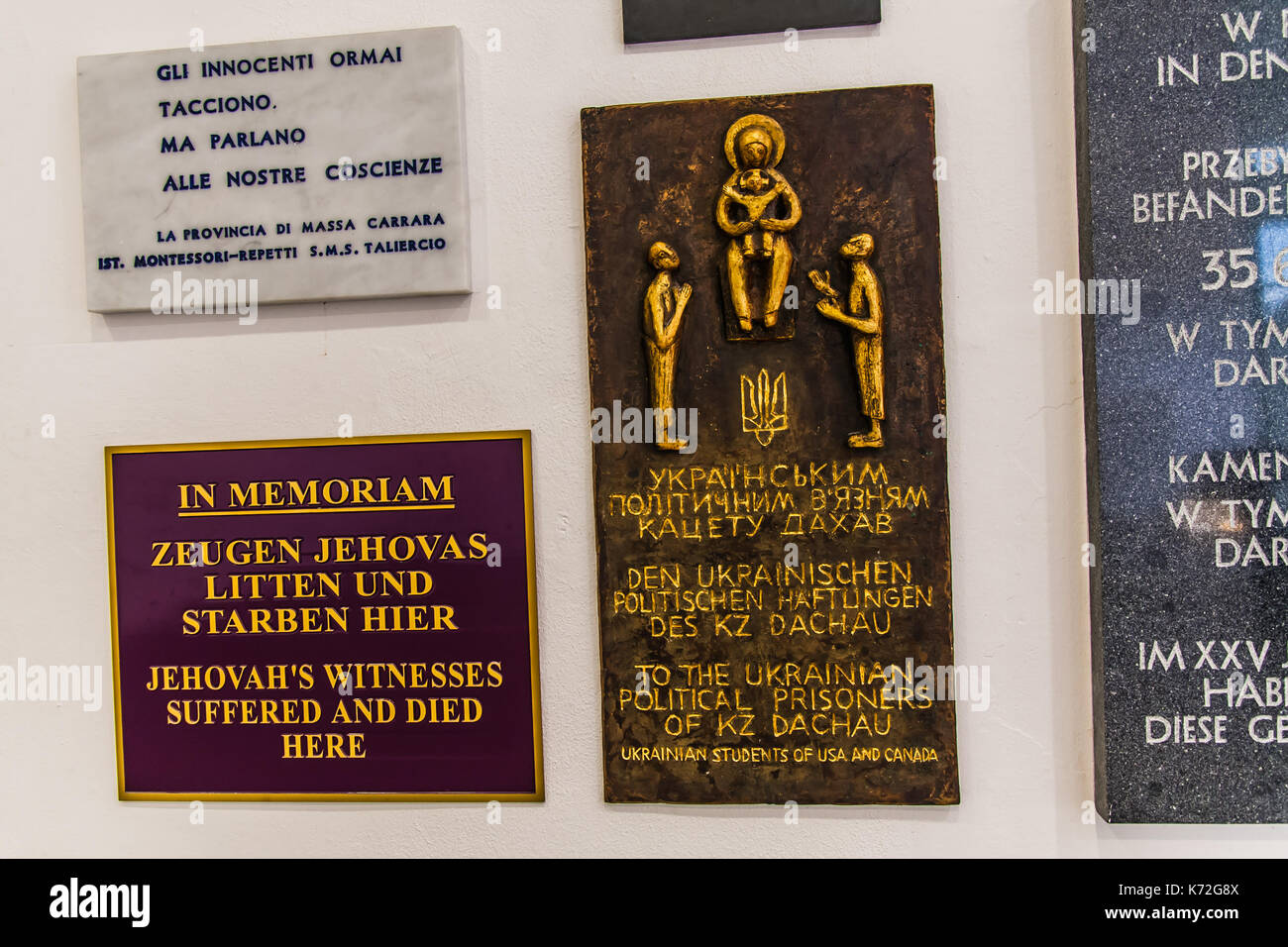 Commemorative Platten in der Internationalen Gedenkstätte des KZ Dachau Stockfoto