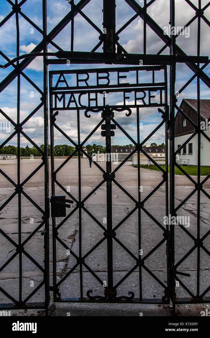 Ein Tor zum Konzentrationslager Dachau mit dem Motto "Arbeit macht frei" Stockfoto