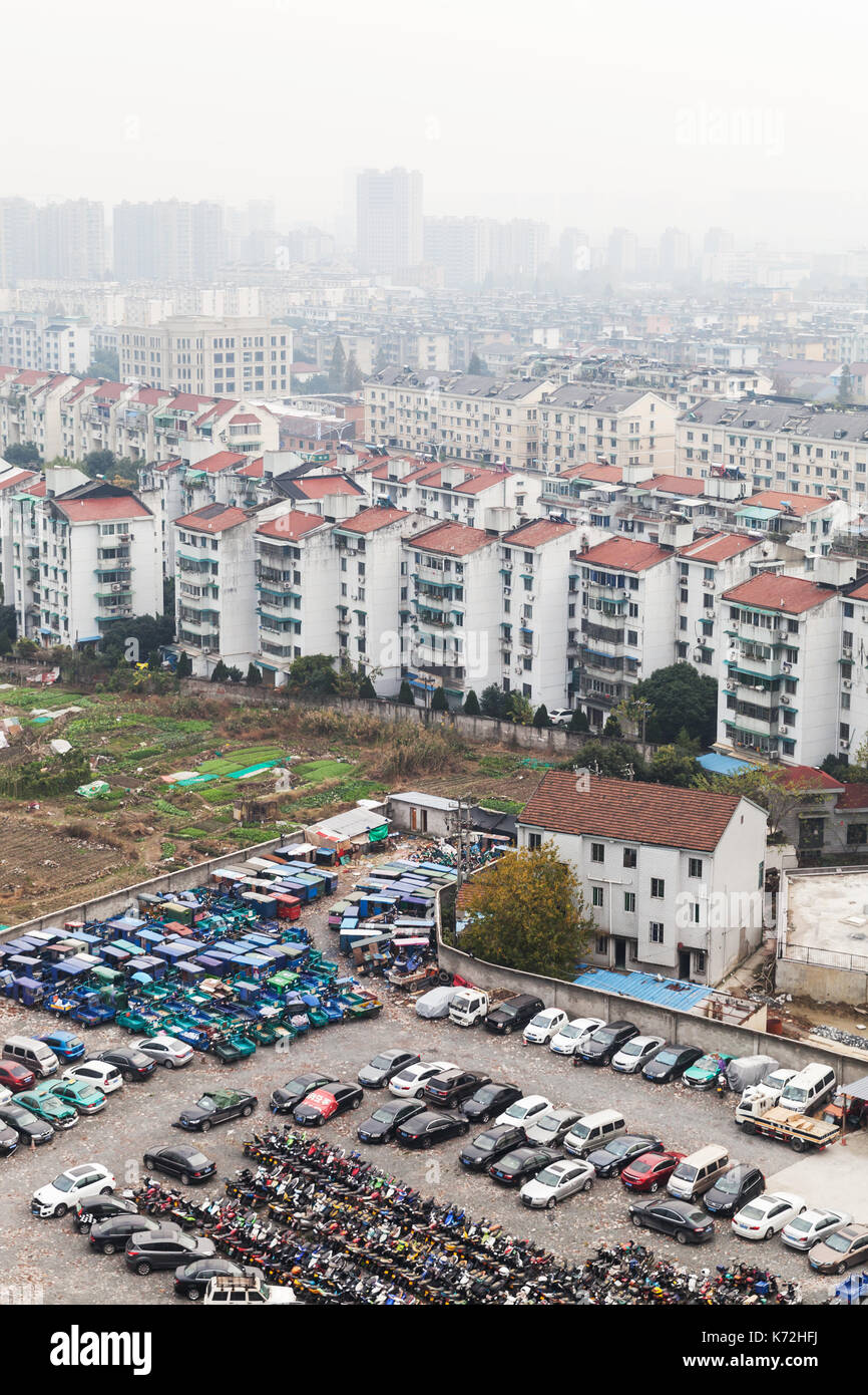 Hangzhou, China - 3. Januar 2014: Stadtbild mit Parkplatz in der Nähe des Wohnblocks Stockfoto