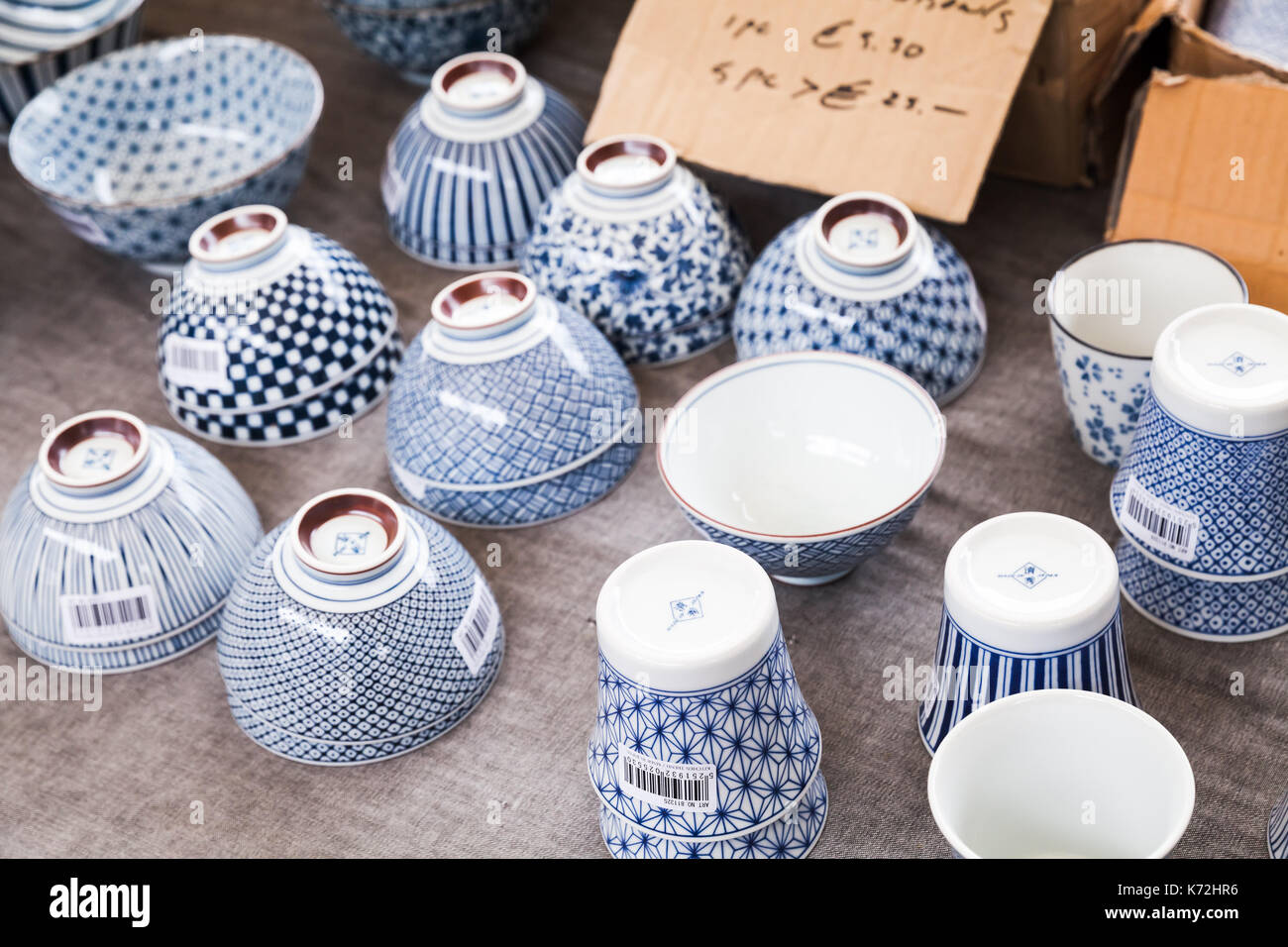 Amsterdam, Niederlande, 25. Februar 2017: Japan Porzellan. Waren im freien Markt Noordermarkt mit Verkäufer, die ein Array von Gütern wie Antiq Stockfoto