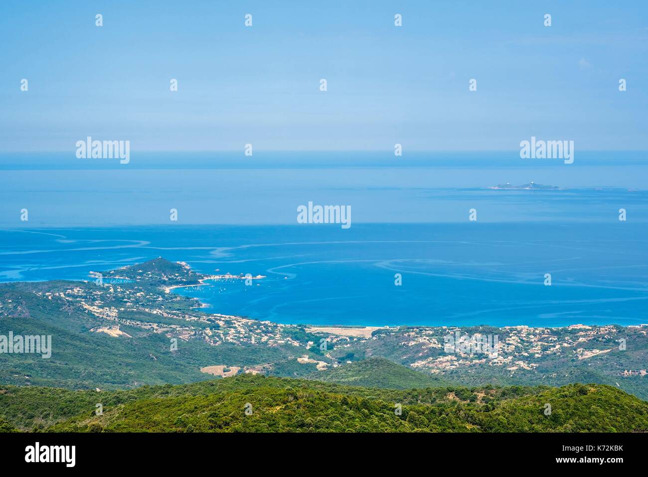 Frankreich, Corse-du Sud (2A), Taravo region, Mare e Monti Sud Wanderweg zwischen Bisinao und Porticcio, Aussicht auf den Golf von Ajaccio und der Punta di a Castagna Stockfoto