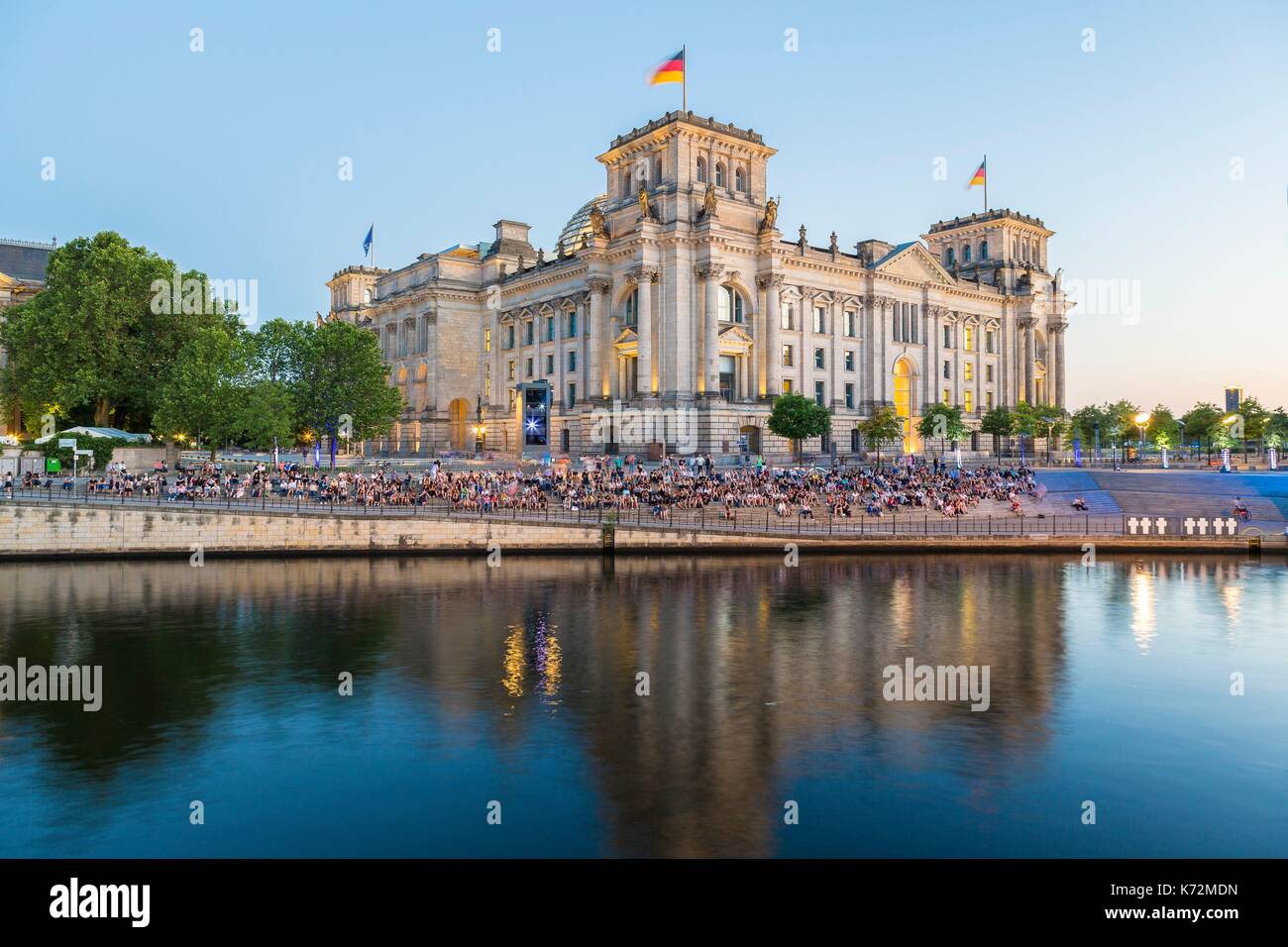 Deutschland, Berlin, der Reichstag und der Glaskuppel des Architekten Sir Norman Foster, jetzt der Bundestag (Deutscher Bundestag seit 1999) an den Ufern der Spree Stockfoto